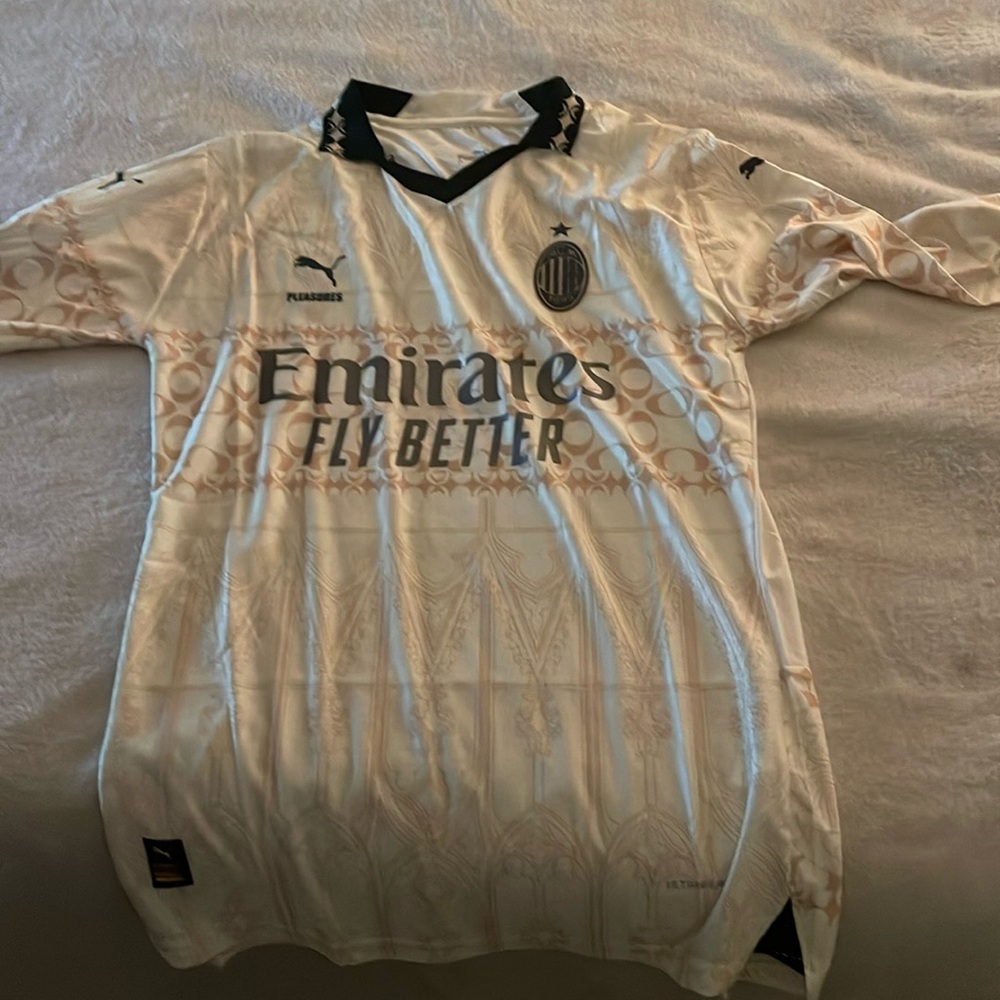 AC Milan Replica Jersey
Size large, but slim fit so moreso a medium